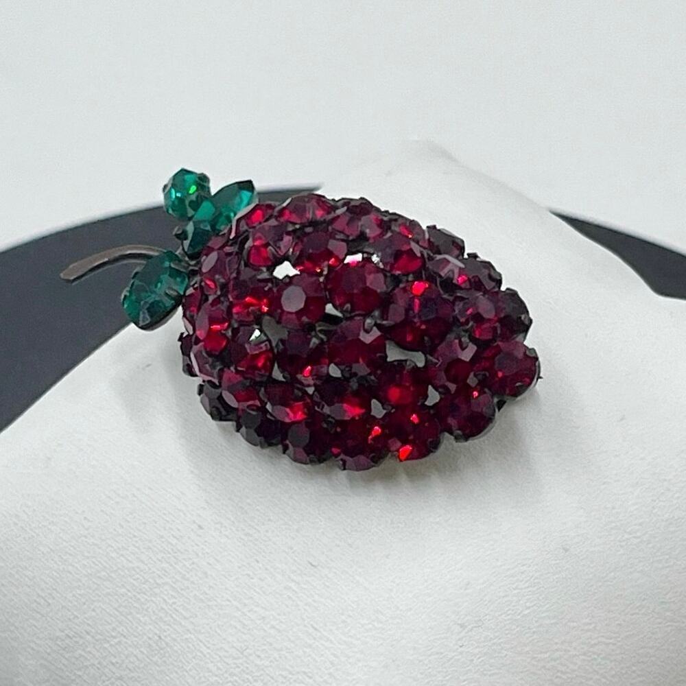 Vintage Signed StrawberryVibrant Red Green‎ RhinestonesAustria Pin Brooch